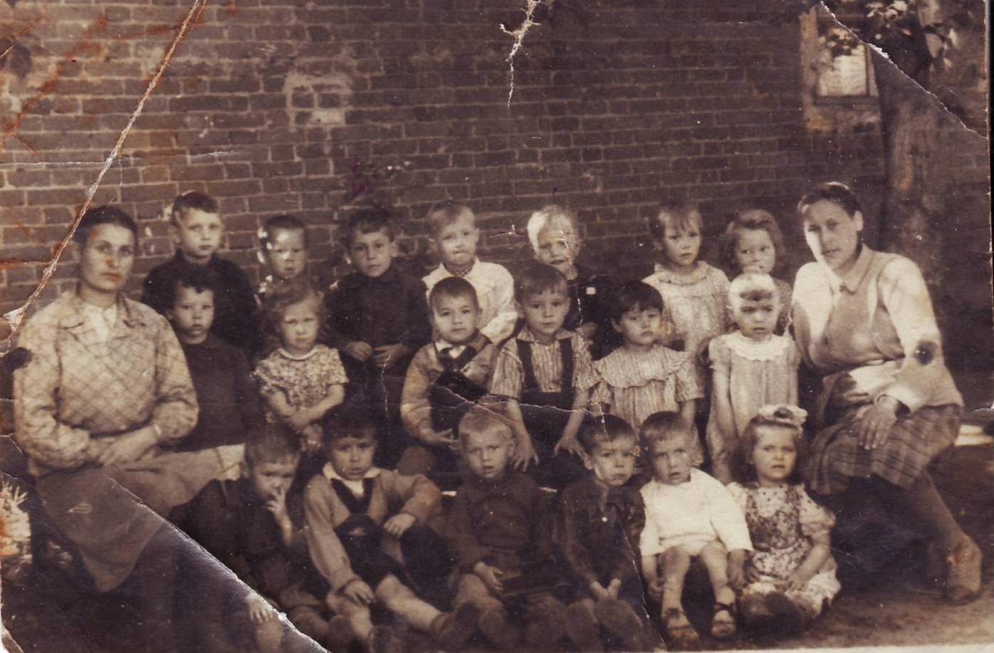 Фото около детского сада примерно 1950 год<br>Воспитатель справа Ведля Александра Фёдоровна