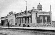 Железнодорожный вокзал и водонапорная башня на заднем плане. Памятники архитектуры рубежа XIX-XX вв.